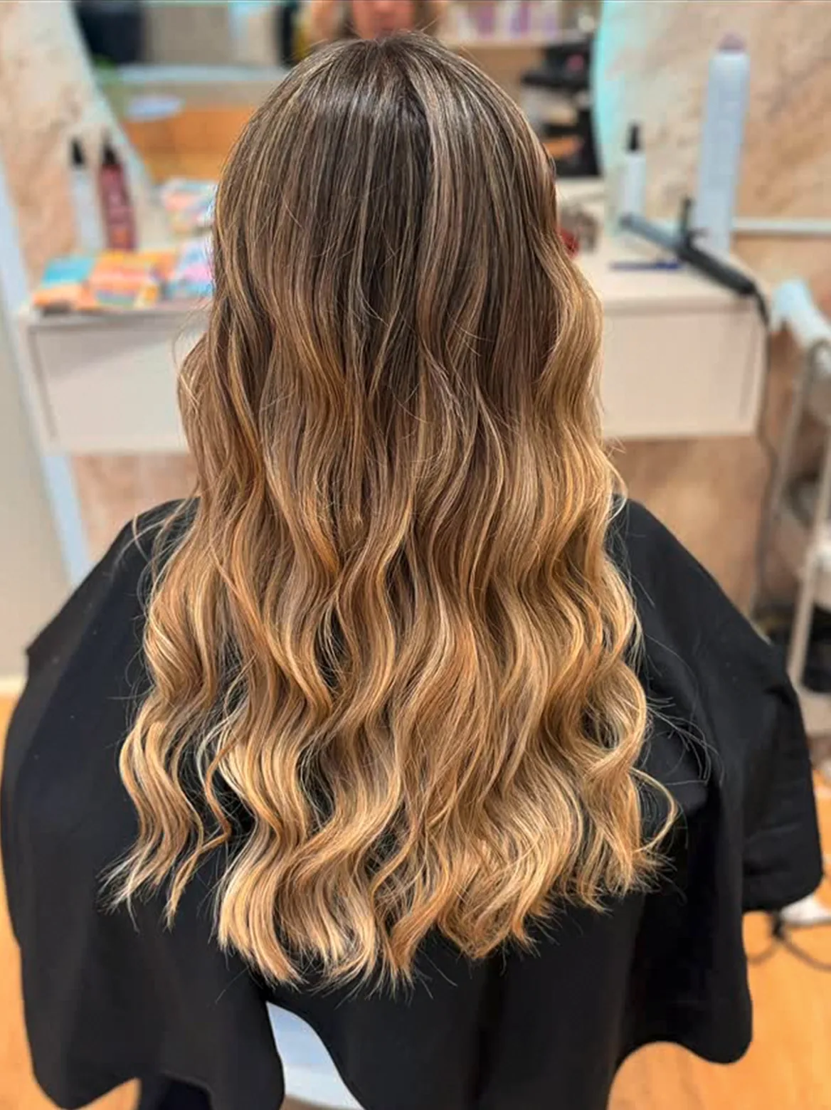 Blonde Balayage mit großen weichen Locken – Linda Hairstudio in Bischofshofen