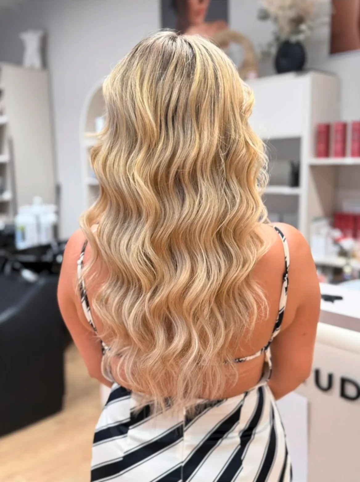 Lange blonde Haare mit weichen Wellen – Balayage vom Linda Hairstudio in Bischofshofen