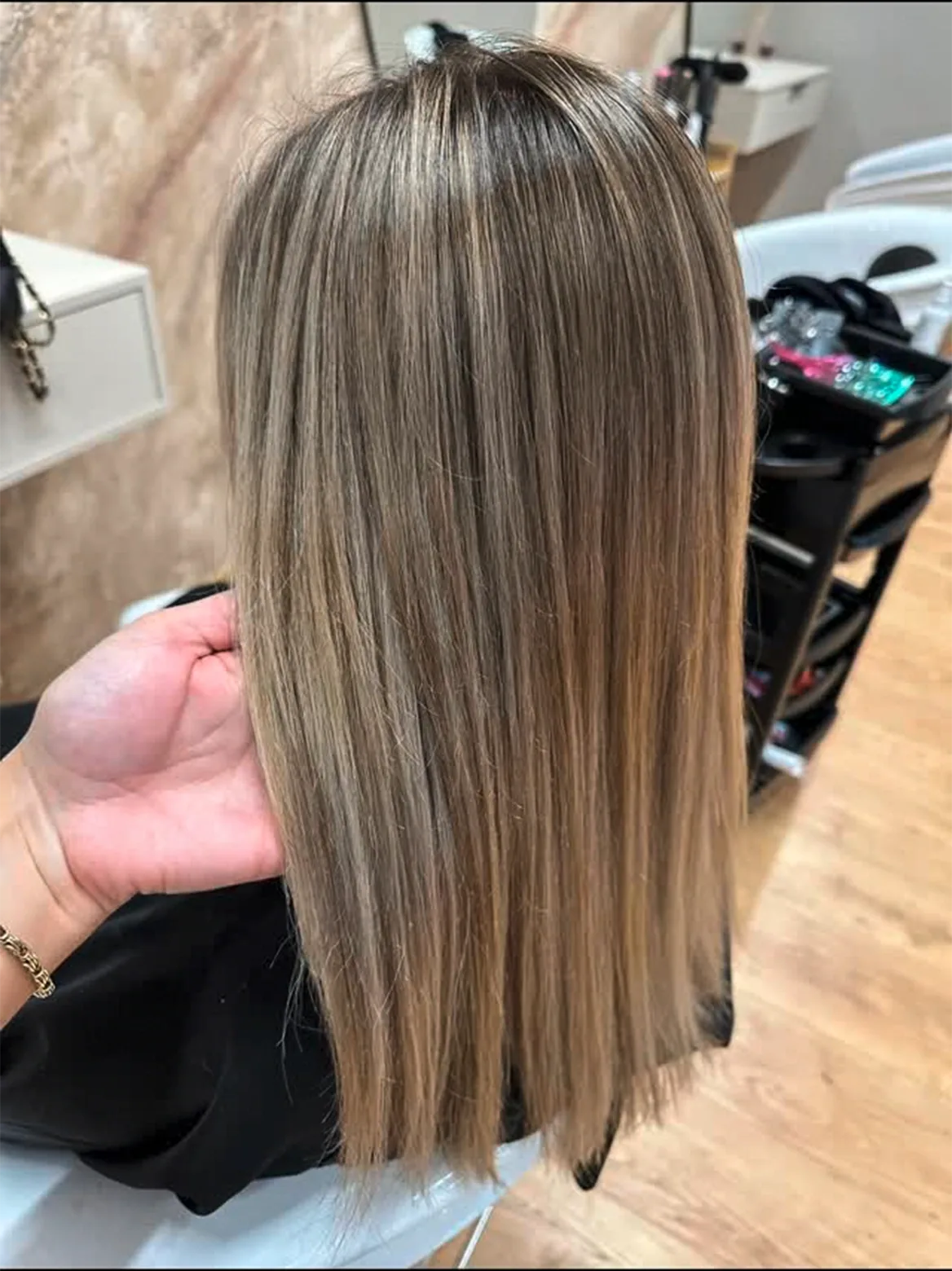 Glatter Bob in kühlem Aschblond – Farbe und Schnitt vom Linda Hairstudio Bischofshofen