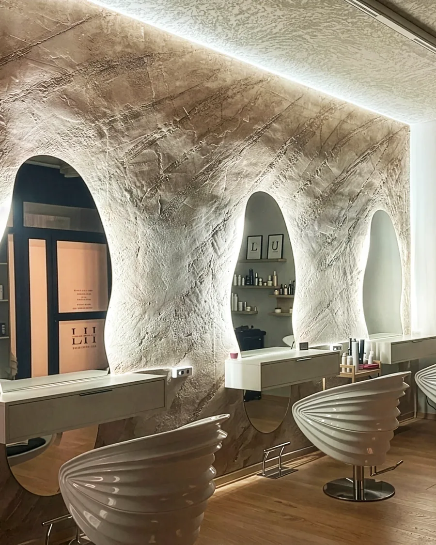 Stylingplätze mit beleuchteten Spiegeln im Linda Hairstudio in Bischofshofen